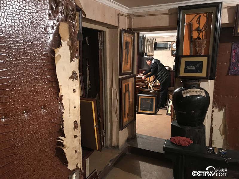 经过多次改造的地下室仍出现潮湿、蛀虫、墙皮脱落等问题。(记者 王莉莉 摄)