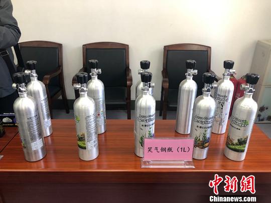 警方查获的笑气钢瓶 吕盛楠 摄