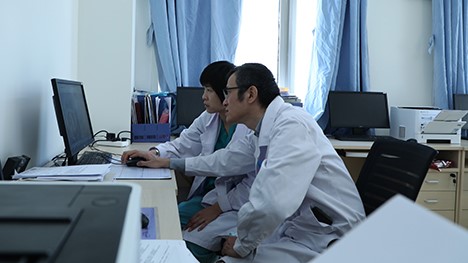 陈静瑜医生与陈文慧医生在探讨患者术后康复方案