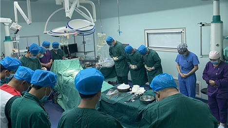 器官获取手术前的默哀仪式