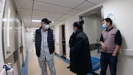 患者和陪护家属在病房走廊交流