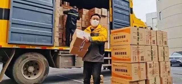 邮政@邮政、快递企业累计承运防疫物资超10000吨