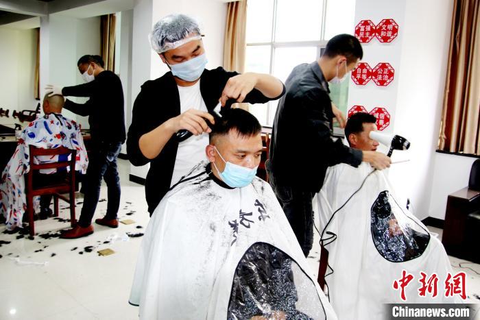 「抗疫一线报告」【抗疫一线报告】河南三村干部私分6箱捐赠方便面被处分