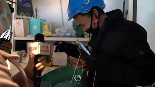 『上海』上海街头的这一幕太暖！