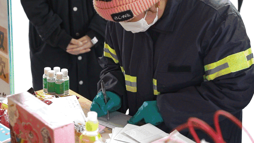 『上海』上海街头的这一幕太暖!