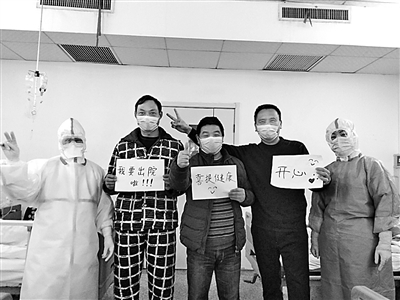 在武汉市蔡甸区张湾街新民村，两名村民在跳绳锻炼身体。新华社发