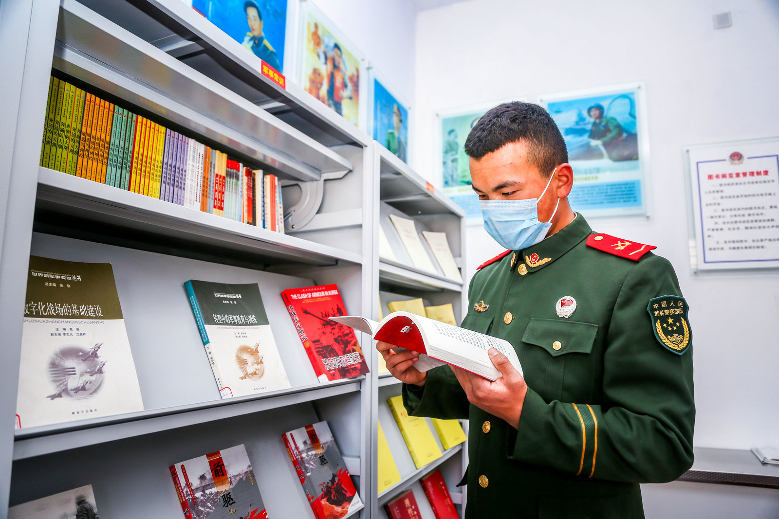 [士官大讲堂]士官大讲堂成为军营“亮丽风景线”