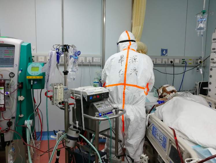 「上海」奋战在上海“战疫堡垒”60个日夜的他：缺席颁奖礼，从未缺席危重症患者救治