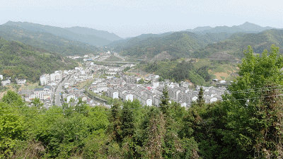 △老县镇。明成化二十年（1484年）《重修县治碑记》说，当年之所以选在这里筑城，是因为“在万山中，接蜀楚之境，左有女娲仙迹，右有锦屏神异，前则灌溪萦纡，后则月河旋绕，群山耸峙，万木萧森，诚胜地也。”