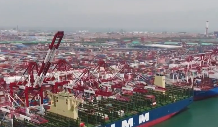 船舶：世界最大集装箱船在山东青岛港开启首航 装载机电等产品驶往欧洲