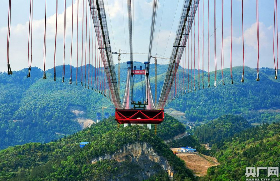[云贵高原]跨越云贵高原最大人工湖泊 贵州飞龙湖乌江大桥即将钢梁合龙