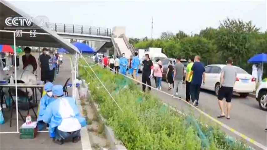 新发地记者探访北京新发地市场附近咽拭子采样点 现场详情公布