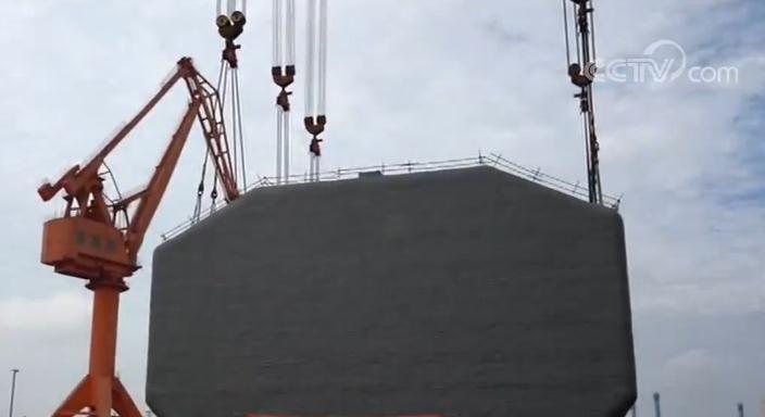 船舶工业提升全球竞争力 江南造船成功吊装超大型液化气船第100个液罐