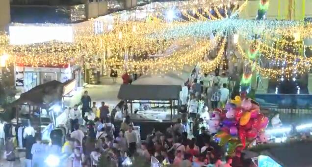 夜经济逛服装摊位、品小吃、赏宝石 云南夜经济正在兴起