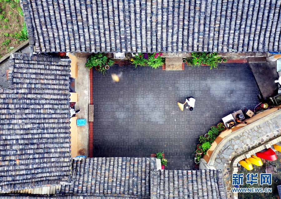 　　许秀青在田铺大塆&ldquo;春临农家&rdquo;饭店内打扫卫生（6月12日摄，无人机照片）。新华社记者 李嘉南 摄