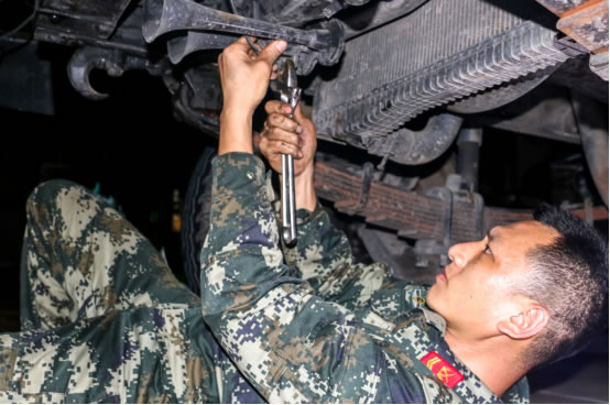 车痴|倔强“车痴”迷车成瘾:修理工陈平军旅人生不忘初心