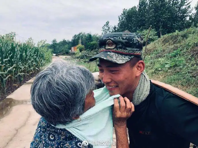 画面|老奶奶一眼认出洪水中背她的战士，网友评论：画面太暖！