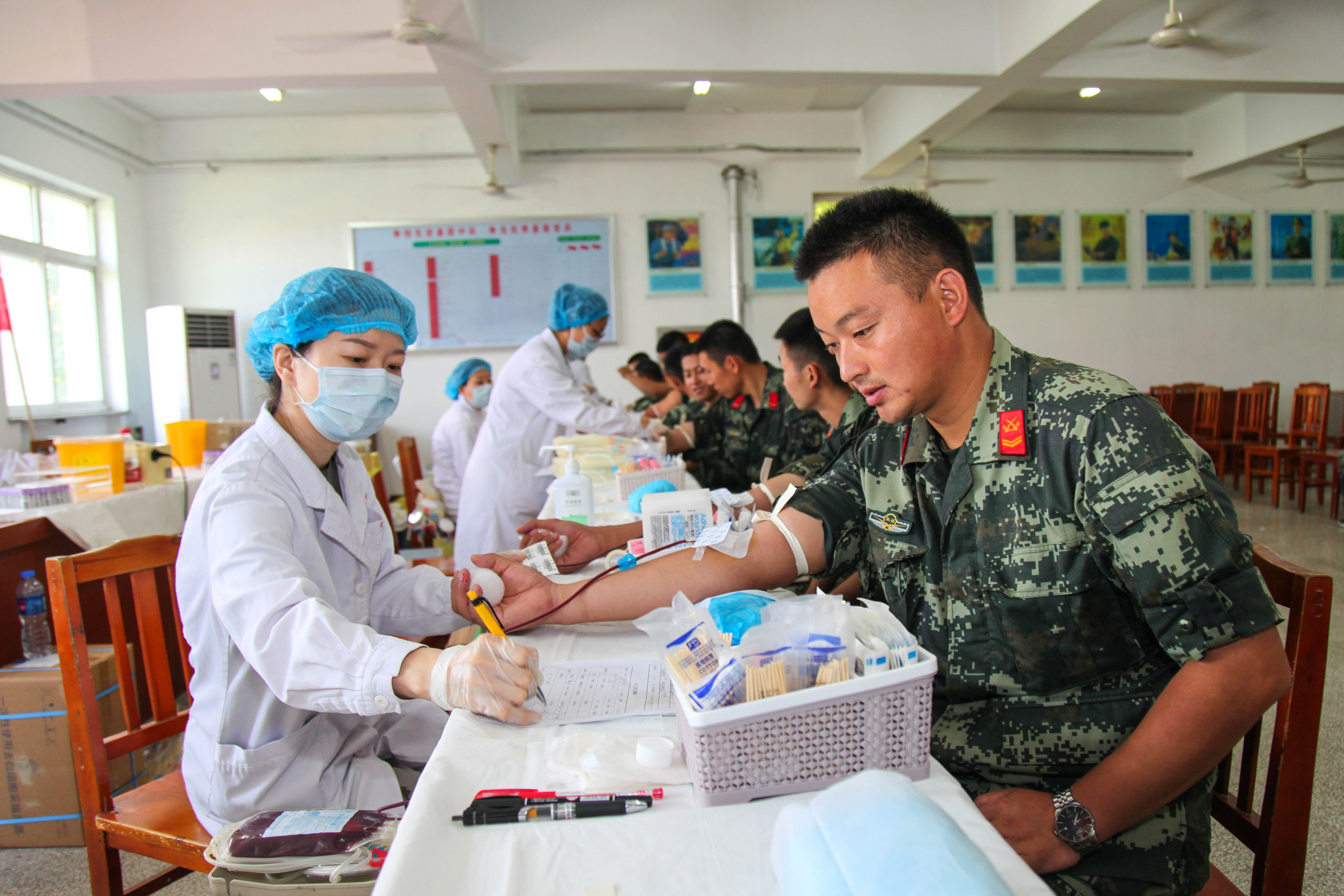 血库|血库告急，武警官兵闻讯无偿献血！