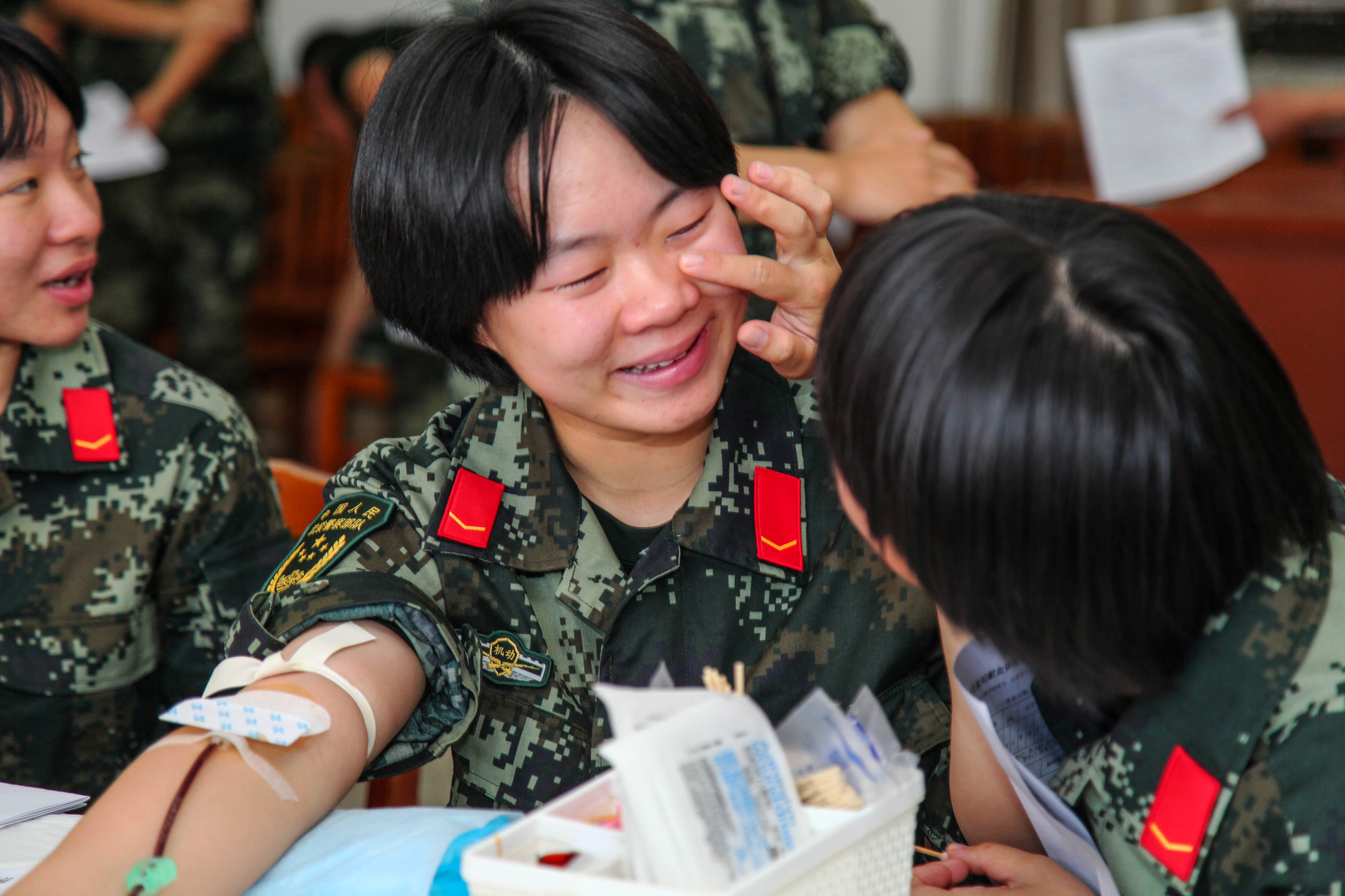 血库|血库告急，武警官兵闻讯无偿献血！