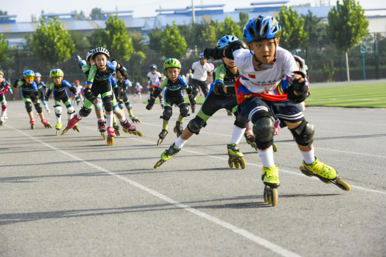 8点见|【8点见】17人死亡、120多人受伤！印度一客机降落时冲出跑道断成两截