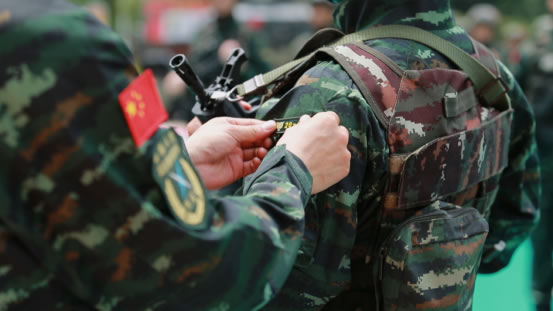 围观|围观！武警韶关支队特战队员“超燃”入队仪式