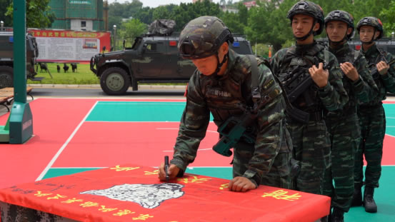 围观|围观！武警韶关支队特战队员“超燃”入队仪式