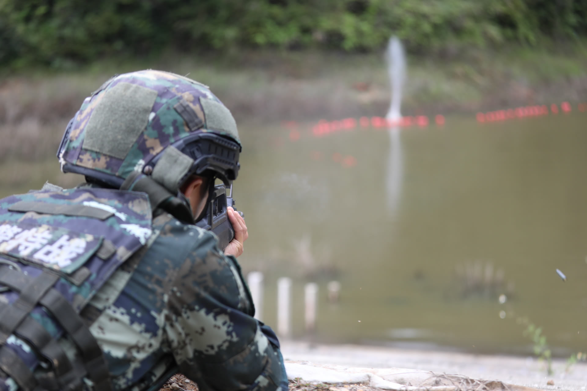 广西贵港|广西贵港：武警官兵野外多科目实弹射击