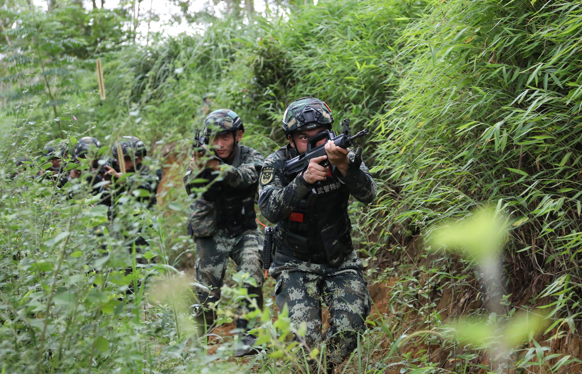 广西贵港|广西贵港：武警官兵野外多科目实弹射击