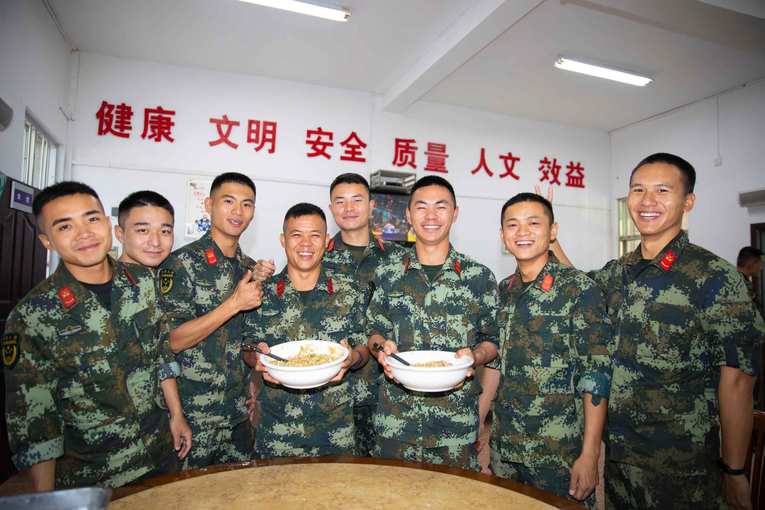 武警|武警百色支队：立冬寒风至 水饺暖兵心