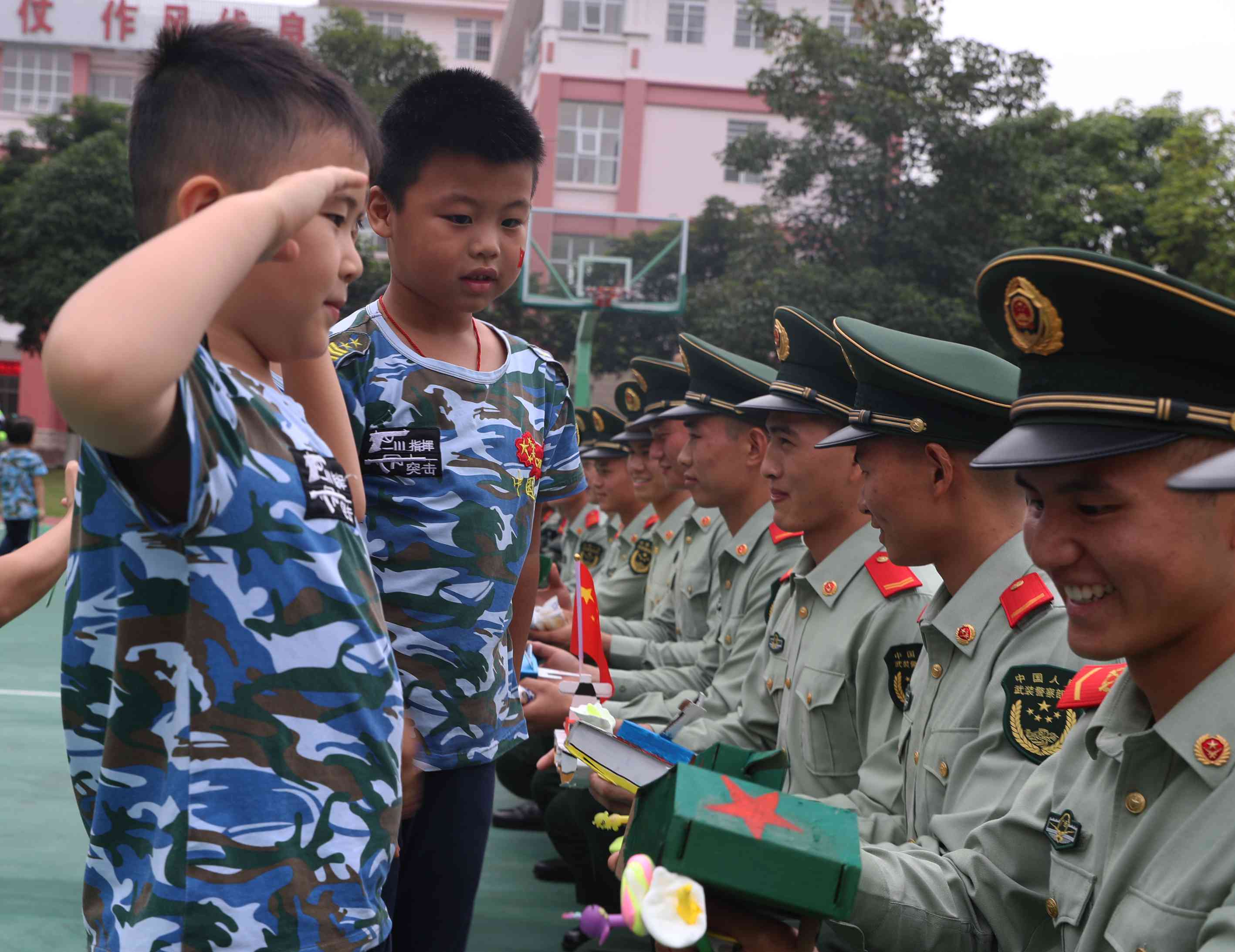 萌娃|萌娃进军营，画面太美
