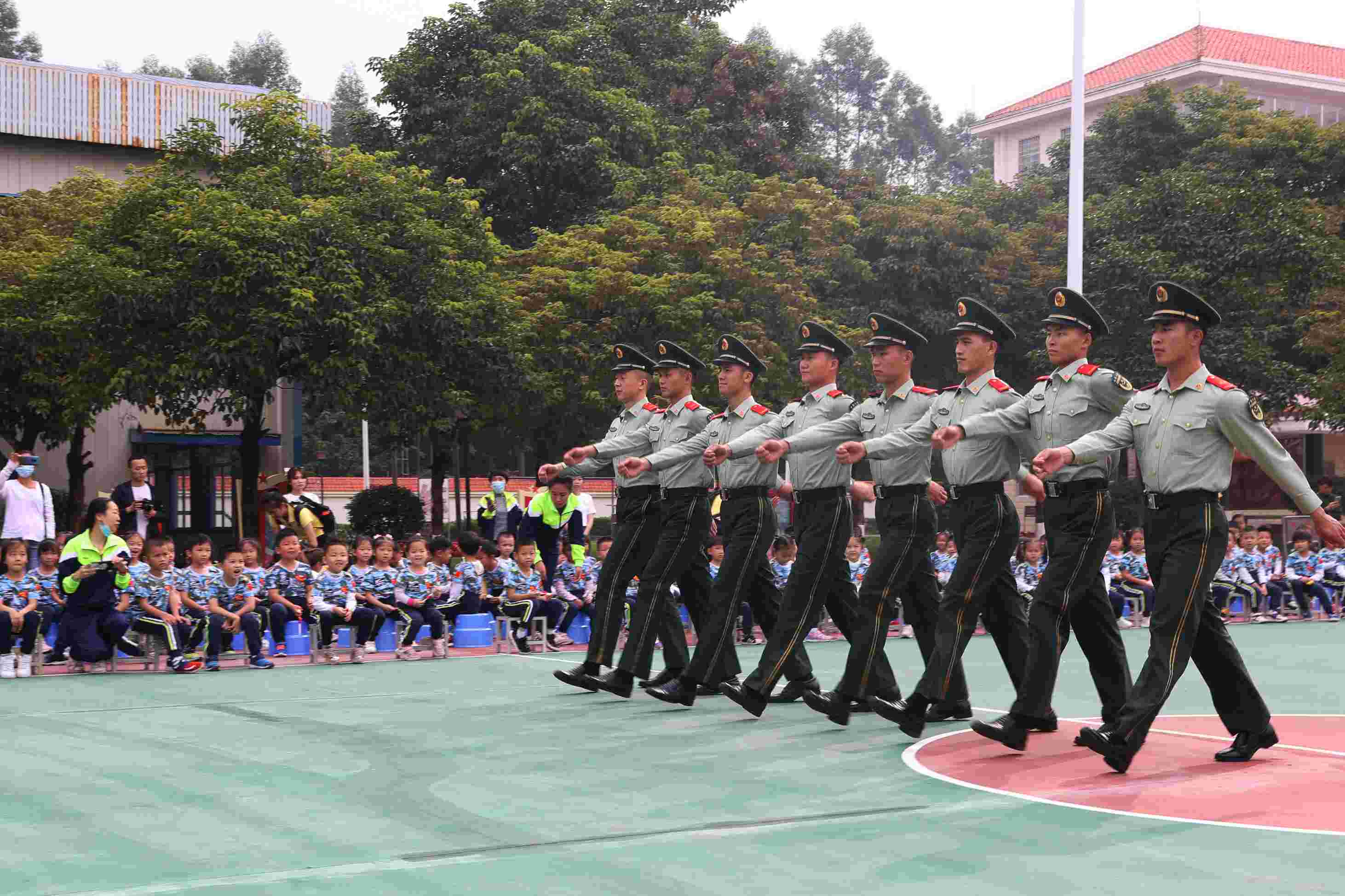 萌娃|萌娃进军营，画面太美