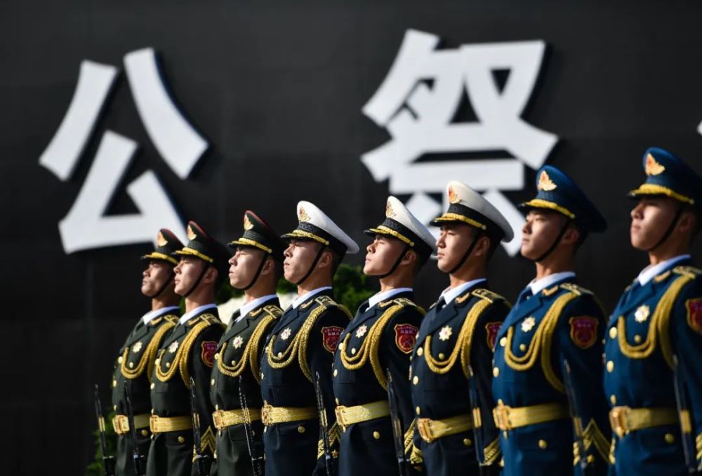 2019年12月13日拍摄的南京大屠杀死难者国家公祭仪式现场。当日是第六个南京大屠杀死难者国家公祭日，南京大屠杀死难者国家公祭仪式在侵华日军南京大屠杀遇难同胞纪念馆举行。新华社记者 李响 摄