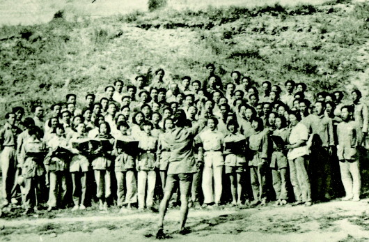 1939年,冼星海指挥鲁艺学员排练《黄河大合唱》。资料照片均由延安文艺纪念馆提供