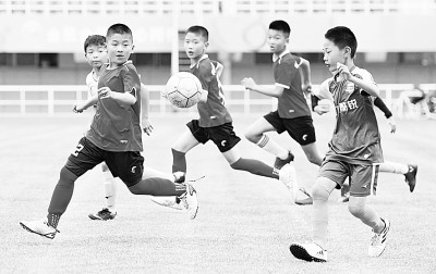 陕西千阳县燕伋小学学生进行足球训练。