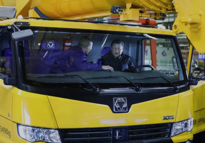 2017年12月12日，习近平在江苏徐州徐工集团坐进刚下线的XCA220型全地面起重机驾驶室，向技术人员详细询问起重机的性能、产量、价格等。（图源：新华社）