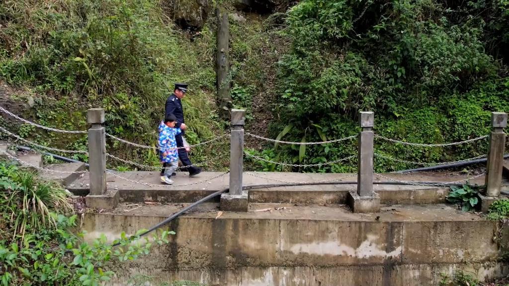 新华视点丨“我老了，你的青春却定格了！” 图1