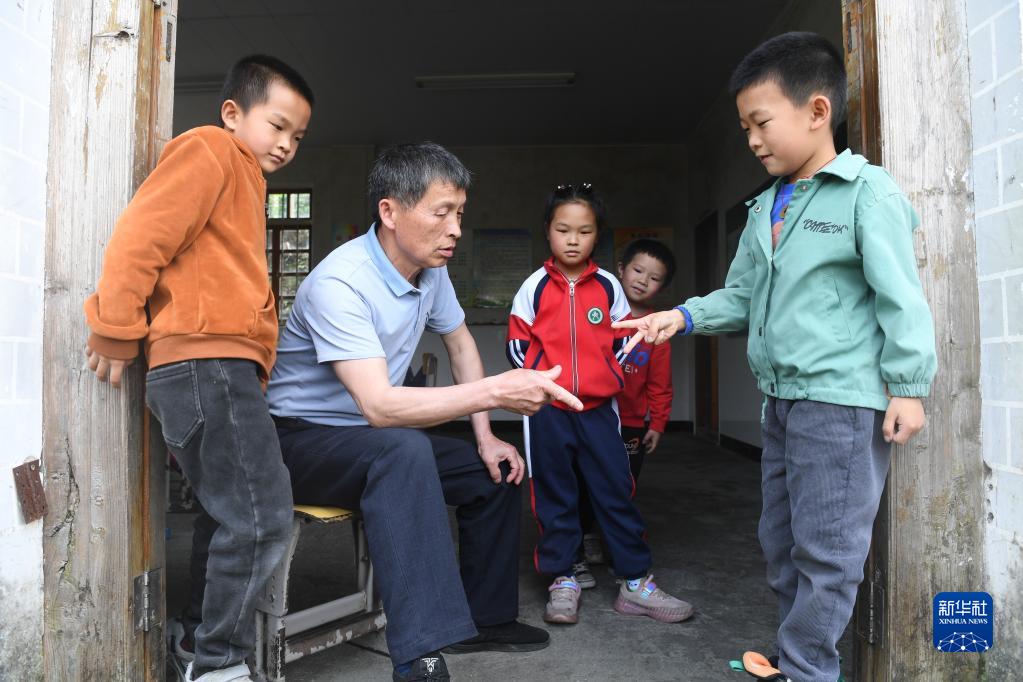 赵洪：9校·41年·60岁 图1