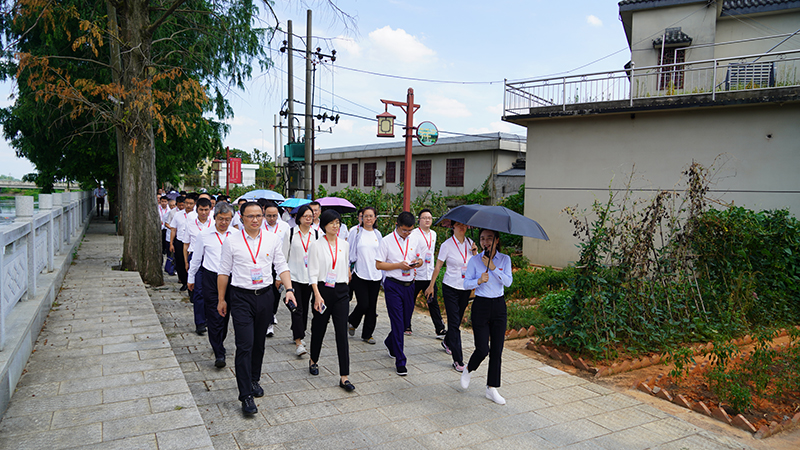 韶山干部学院教师胡蓉在银田镇为学员讲述毛泽东在韶山的调查研究