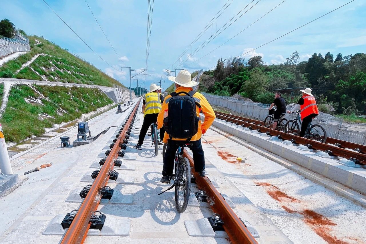 这群人，为什么在高铁线上骑行？ 图2