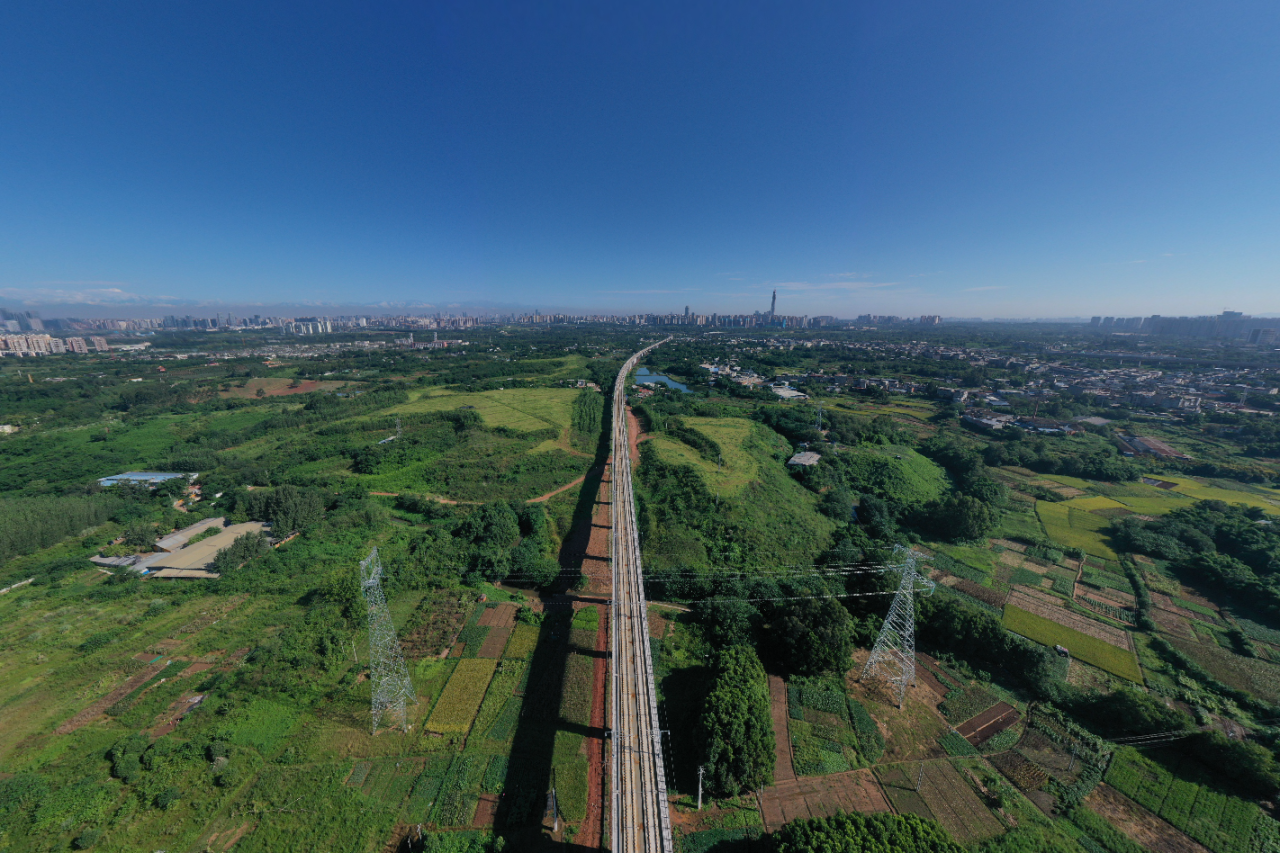 这群人，为什么在高铁线上骑行？ 图1