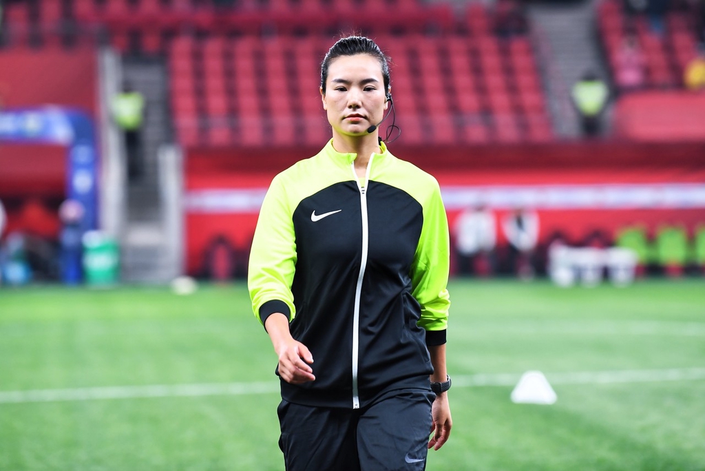 首位中超女裁判：首秀打7.5分，目标执法男足世界杯 图1