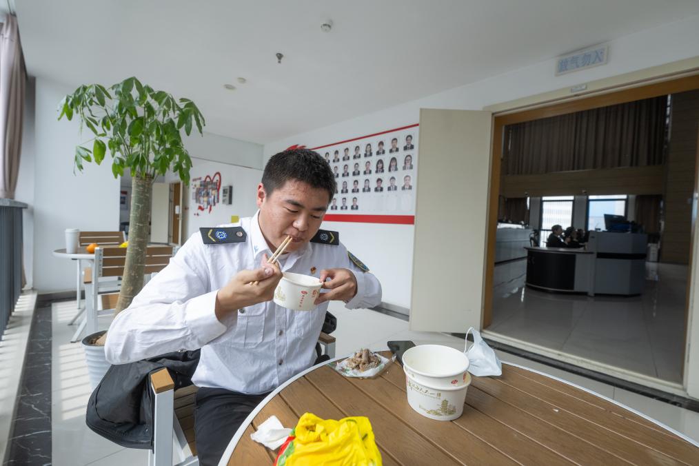 “120生命热线”另一端，他们时刻在线 图2