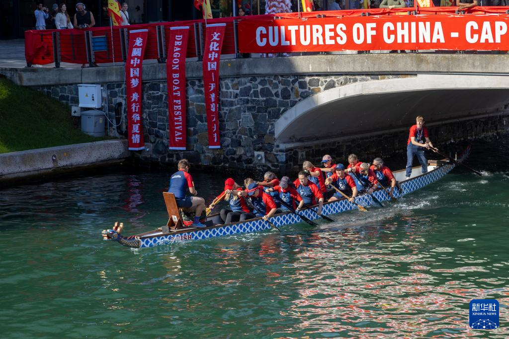 澳门新葡萄新京威尼斯987通讯｜“赛龙舟引发了南非人的共鸣”——记南非开普敦龙舟(图1)