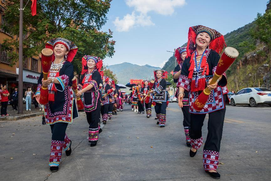 瑶族同胞在水口街头跳起欢快的瑶族长鼓舞。(刘国忠/摄)