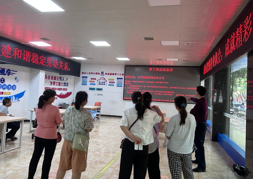 工作人员正为求职者耐心匹配岗位(唐慧/摄)