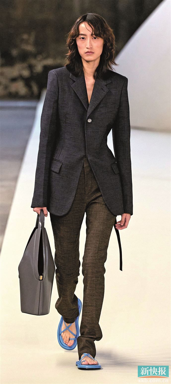 蓝色凉鞋化身浪漫与力量的时尚符号,为职场着装“提鲜”。