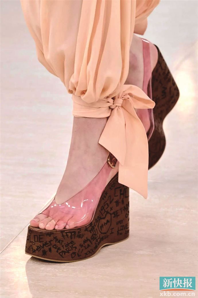 今季鞋履设计突出材质混搭的时尚设计哲学,表达出丰富的质感层次。