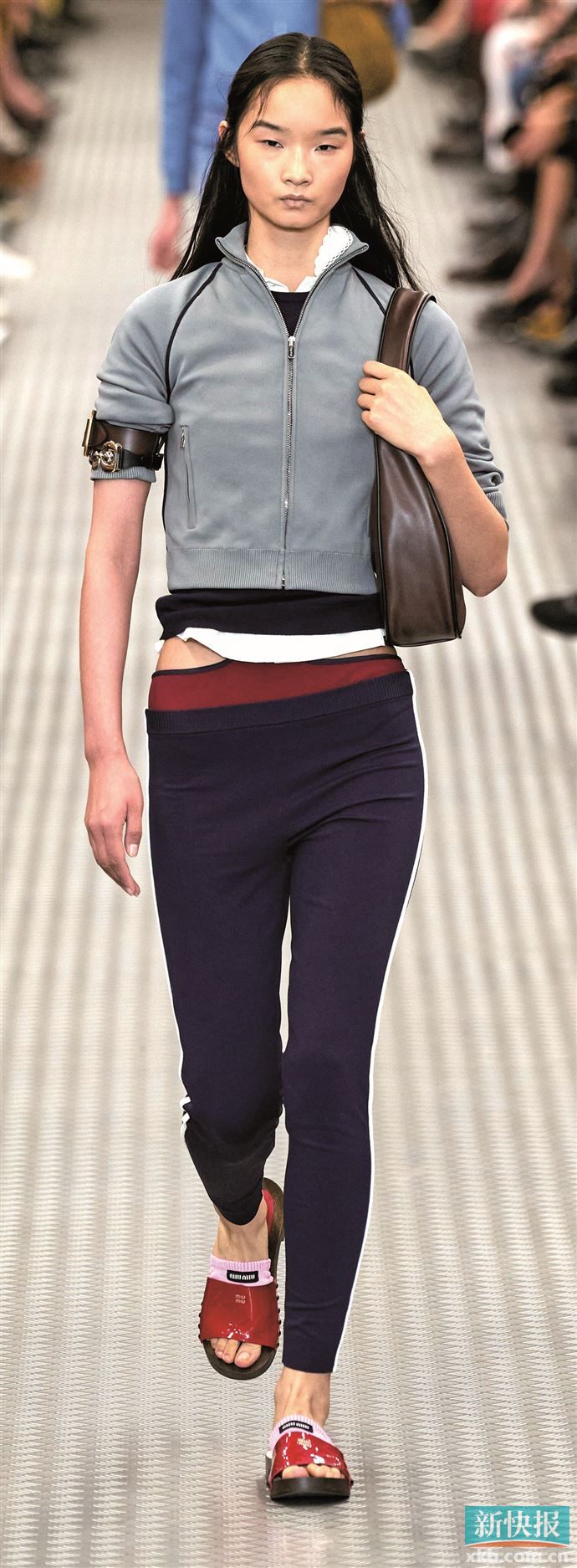 日常款建议选5厘米高木底+宽皮带设计,兼顾舒适与造型。