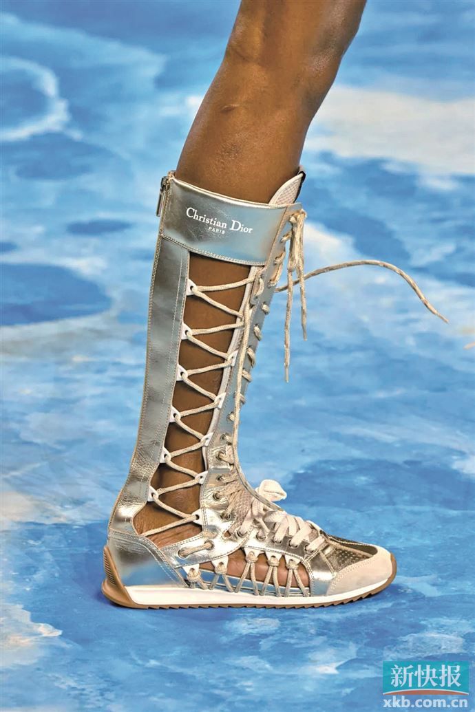 编织、系带元素也被融入运动鞋履,与薄底结合更显轻盈。