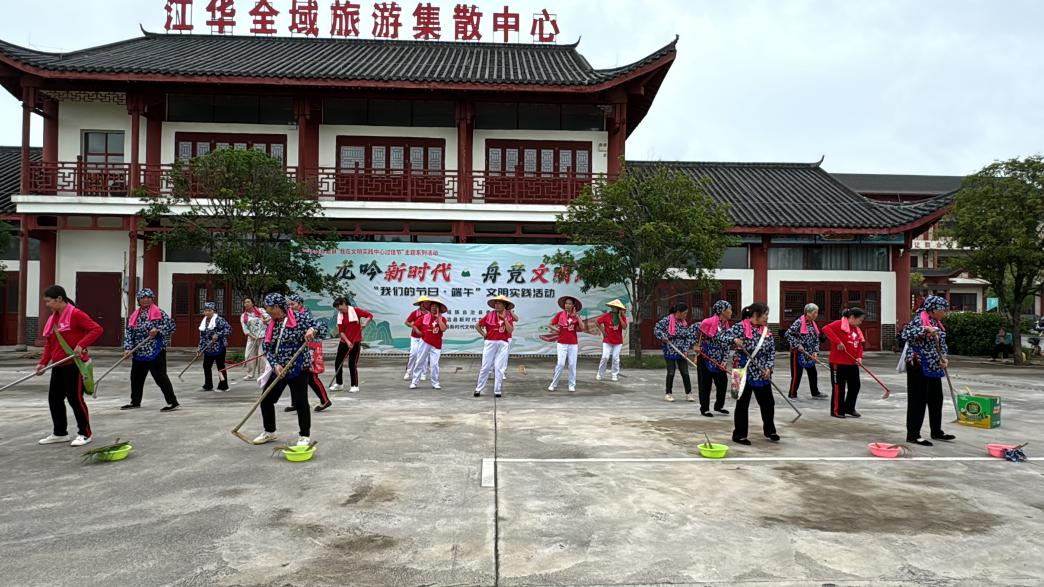 端午节活动中村民表演《农民最伟大》节目(罗江/摄)